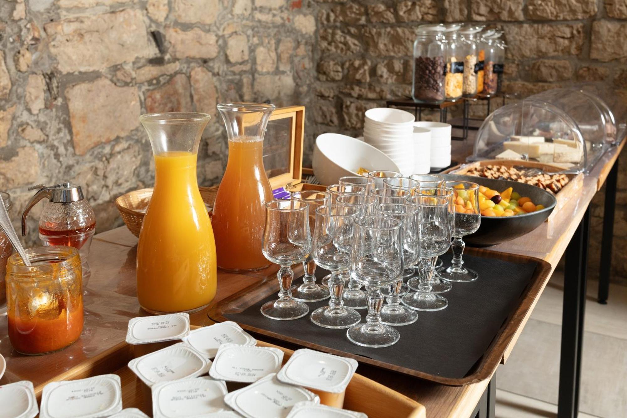 Logis Hotel Restaurant Family & Spa Meyrueis Buitenkant foto