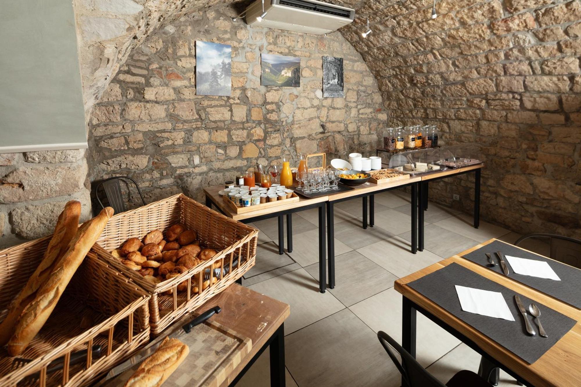 Logis Hotel Restaurant Family & Spa Meyrueis Buitenkant foto