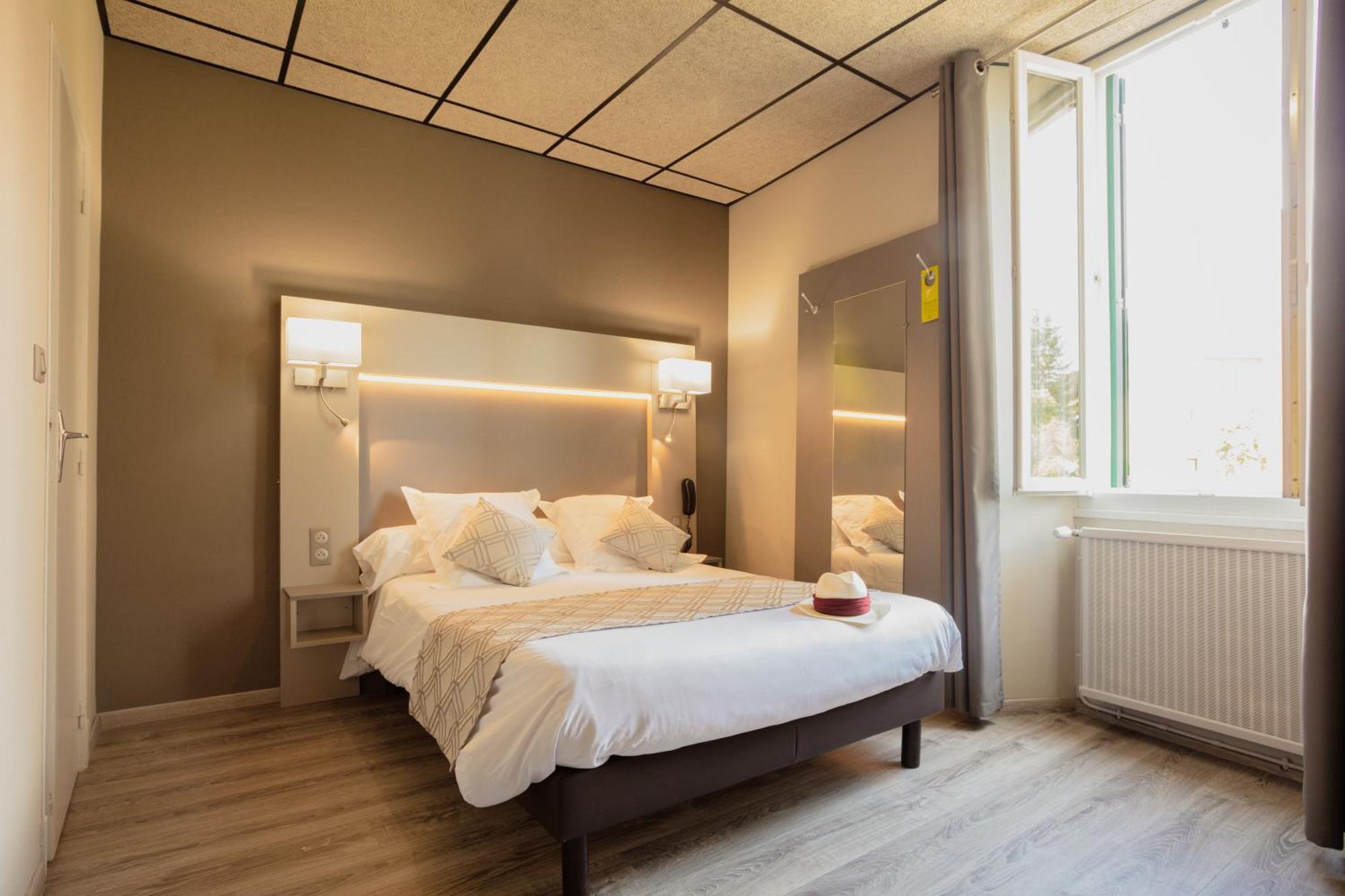 Logis Hotel Restaurant Family & Spa Meyrueis Buitenkant foto